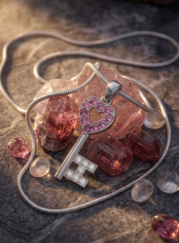Elevated Heart Key Collier Necklace